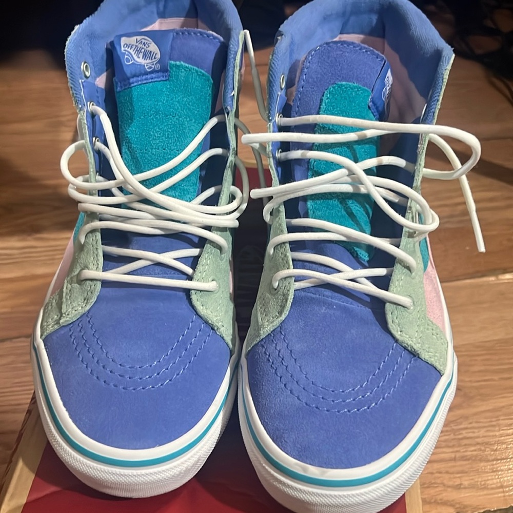 Brand New-Never Worn SK8-HI